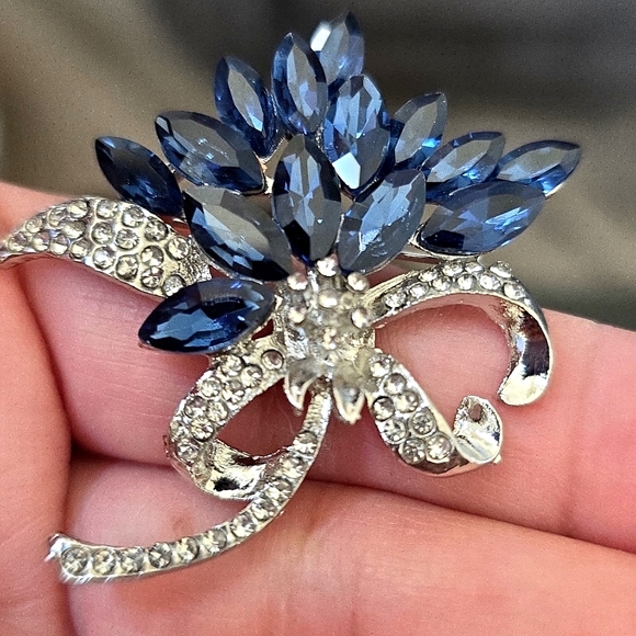 Blue Flower Rhinestone Brooch Pin - Picture 4 of 7
